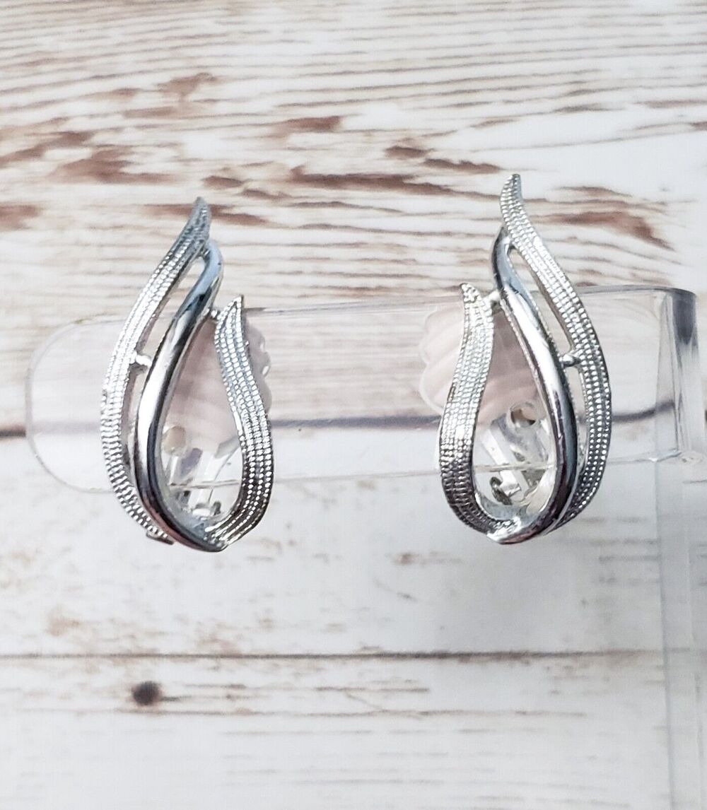 Vintage Sarah Coventry Clip On Earrings - Silver Tone 1.25"